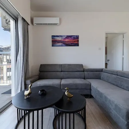 Convenient 2 Bedroom In *