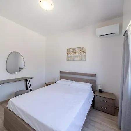 아파트 Convenient 2 Bedroom In 레메소스