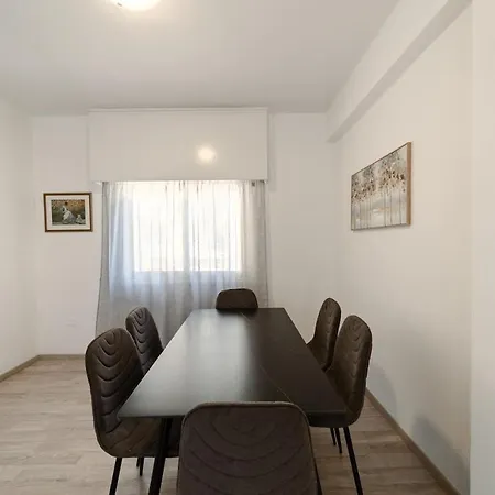 Convenient 2 Bedroom In * 레메소스